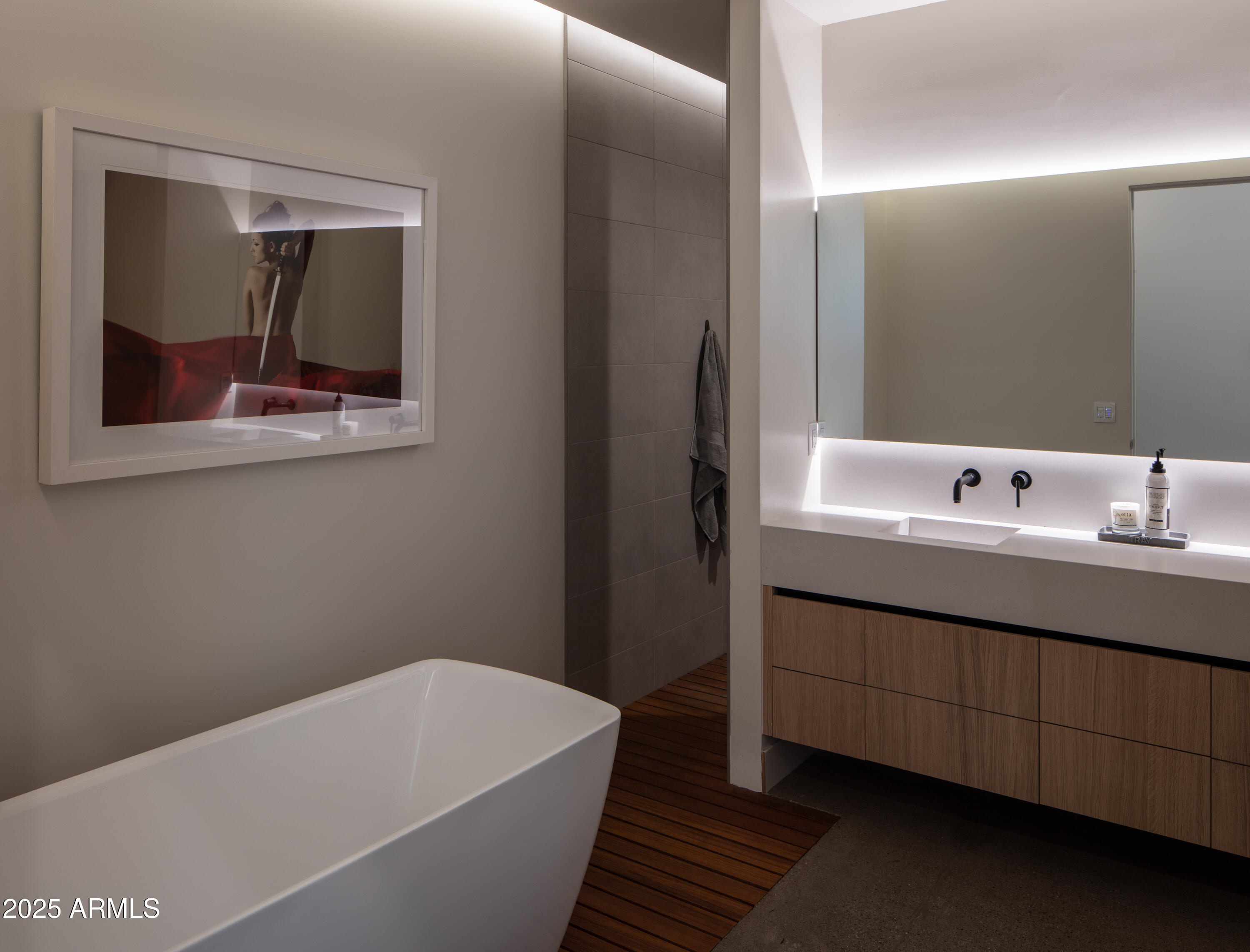10310 North 37th Street Phoenix, AZ 85028 - Photo 24 of 51 a bathroom with a tub a sink and mirror