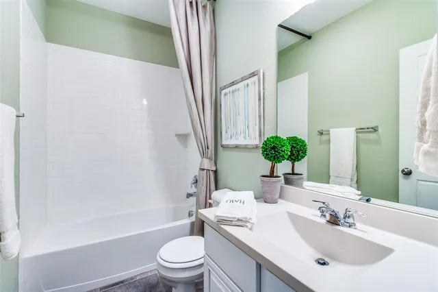 a view of a house with backyard