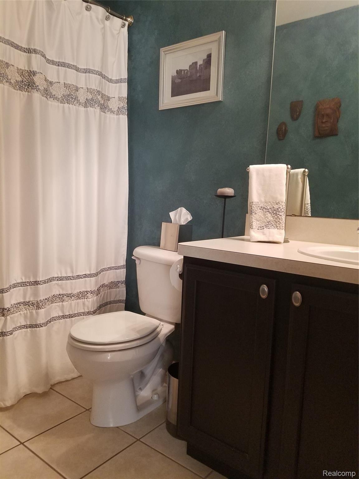 2715 Longview Avenue Rochester, MI 48307 - Photo 32 of 35 Professionally Updated Guest Bath!
