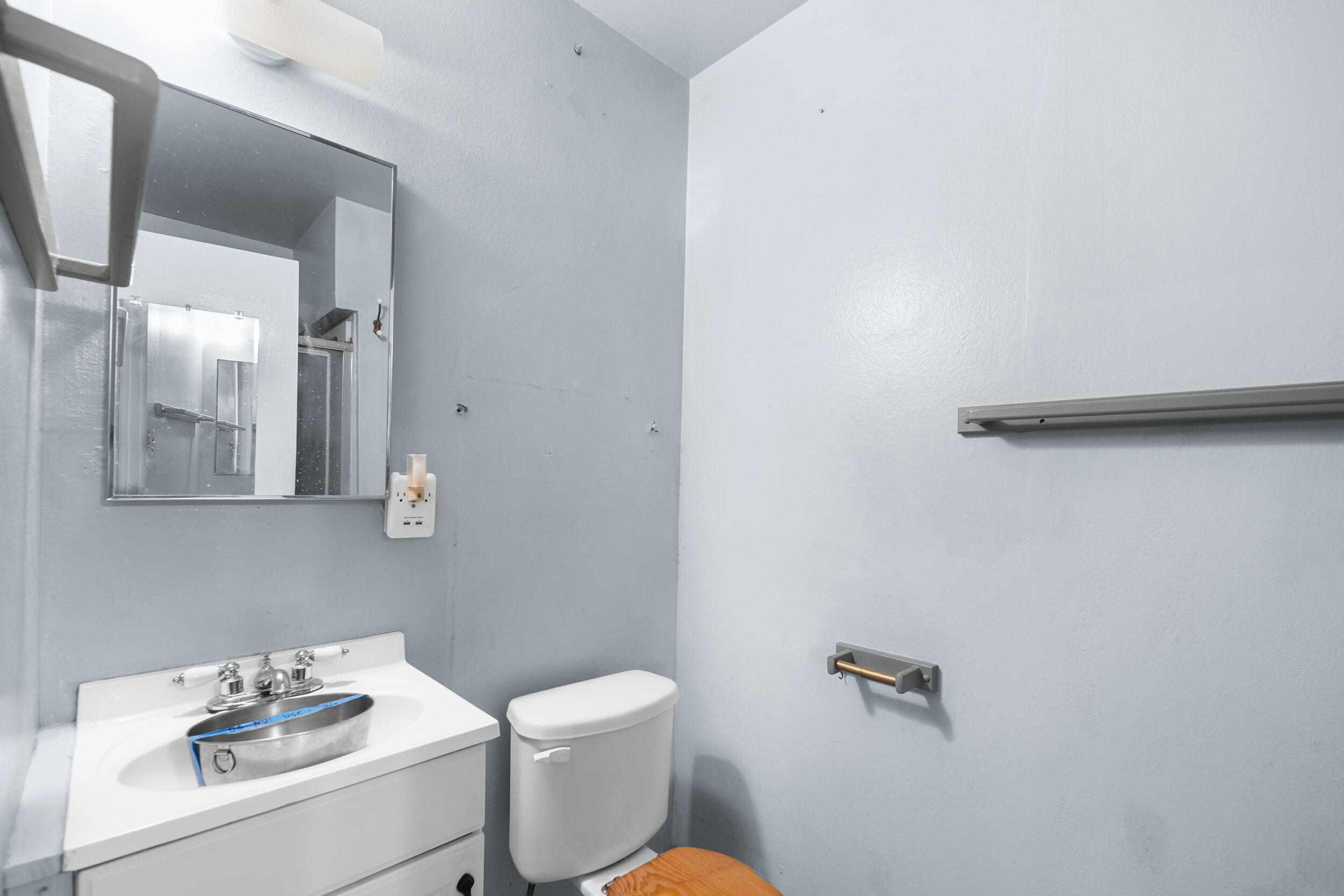 509 North Second Street Lompoc, CA 93436 - Photo 31 of 34 Apartment bathroom