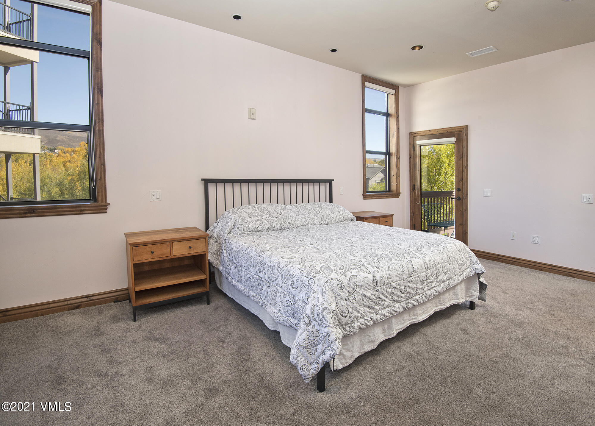 295 Main Street, Unit R201 Edwards, CO 81632 - Photo 12 of 36 a bedroom with a bed and a window