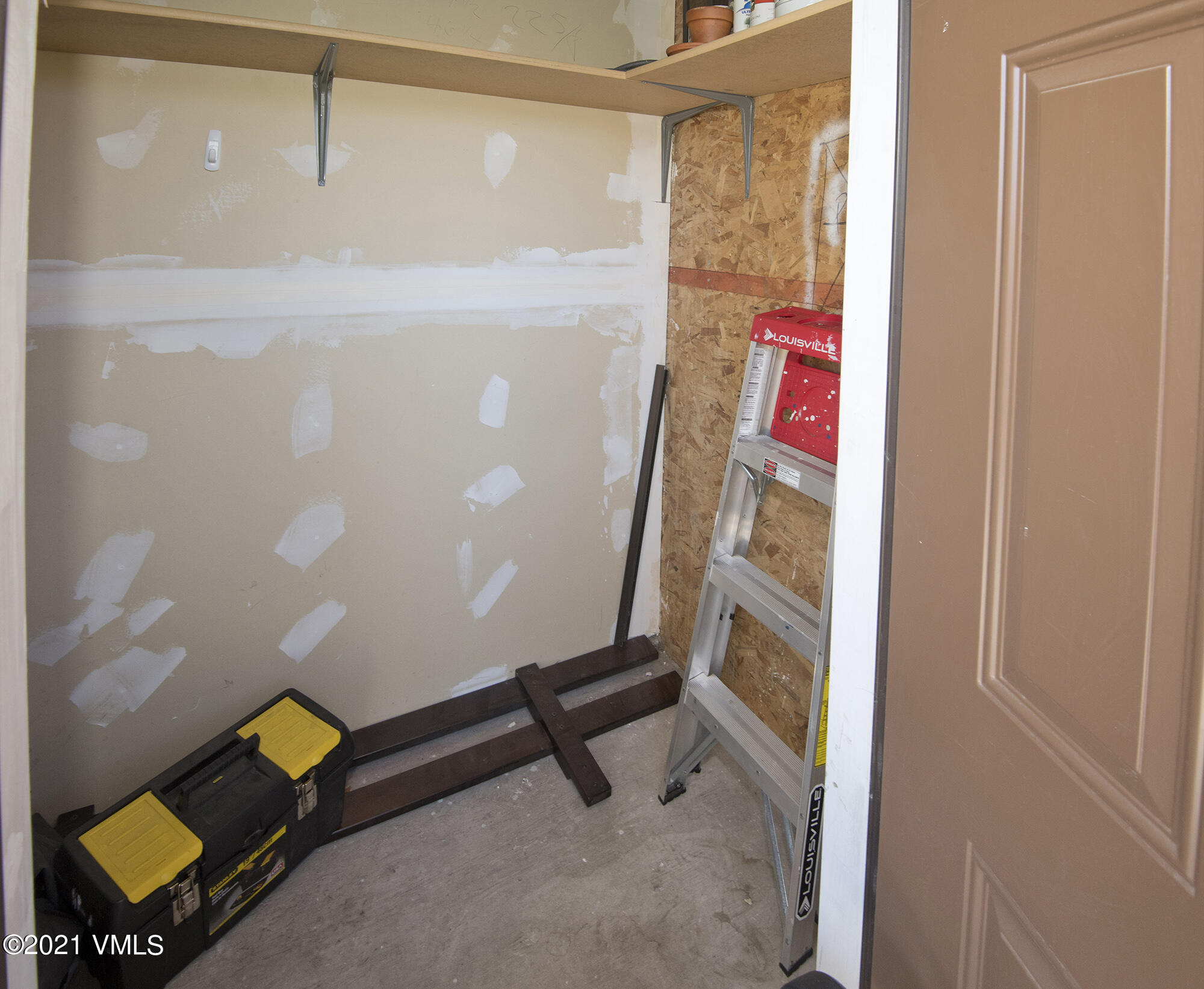 295 Main Street, Unit R201 Edwards, CO 81632 - Photo 27 of 36 a room with furniture and a window