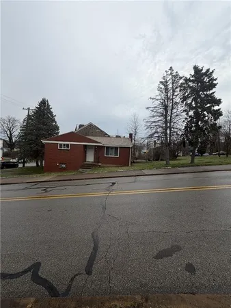 a view of houses with sky view