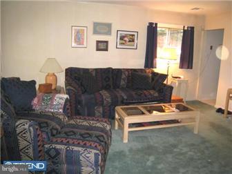 635 Wises Mill Road Philadelphia, PA 19128 - Photo 2 of 11 Living Room