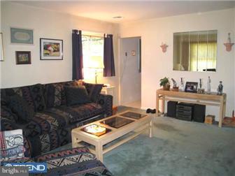635 Wises Mill Road Philadelphia, PA 19128 - Photo 3 of 11 Living Room
