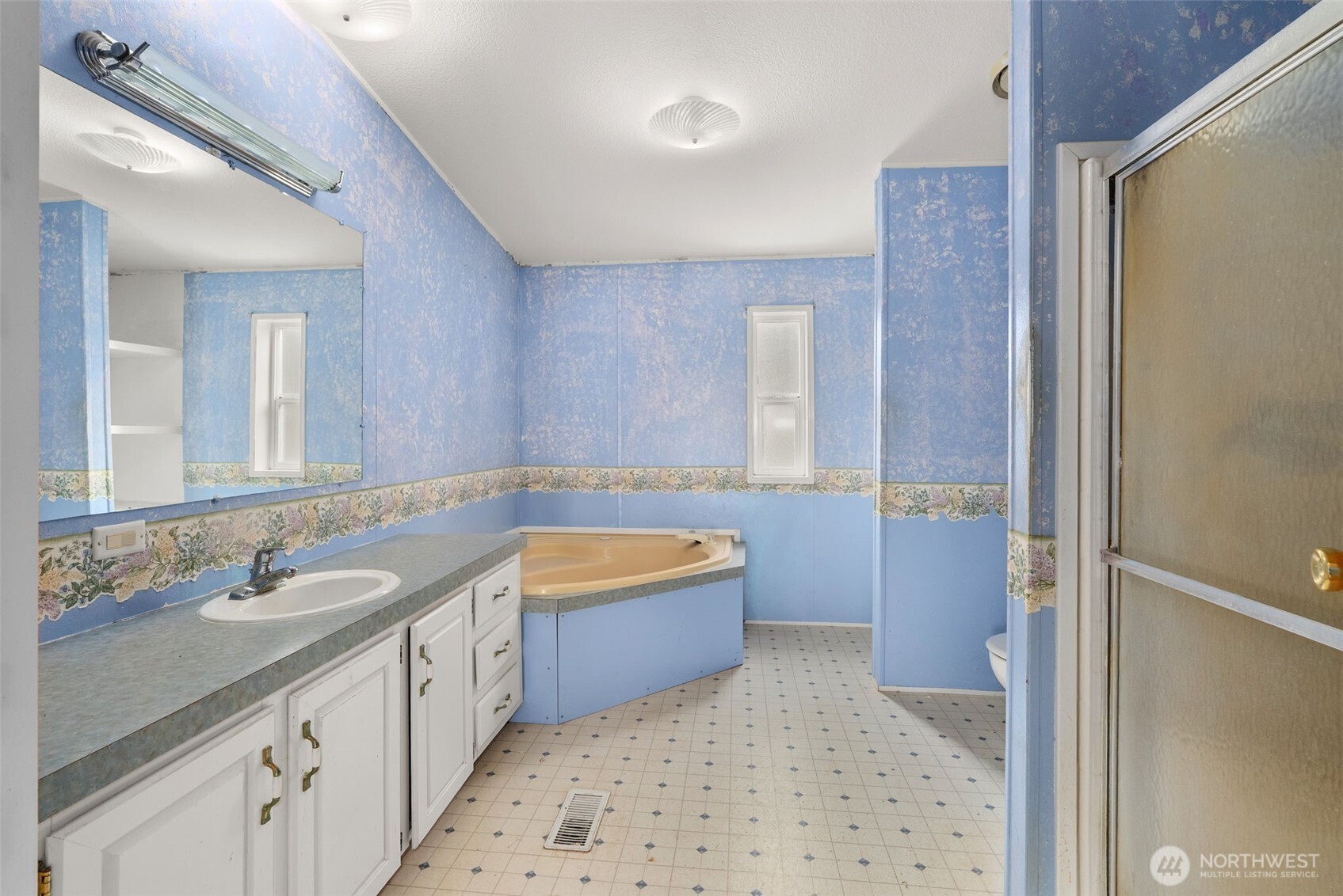 104 Sun Valley Drive Chehalis, WA 98532 - Photo 13 of 29 a bathroom with a tub sink and mirror