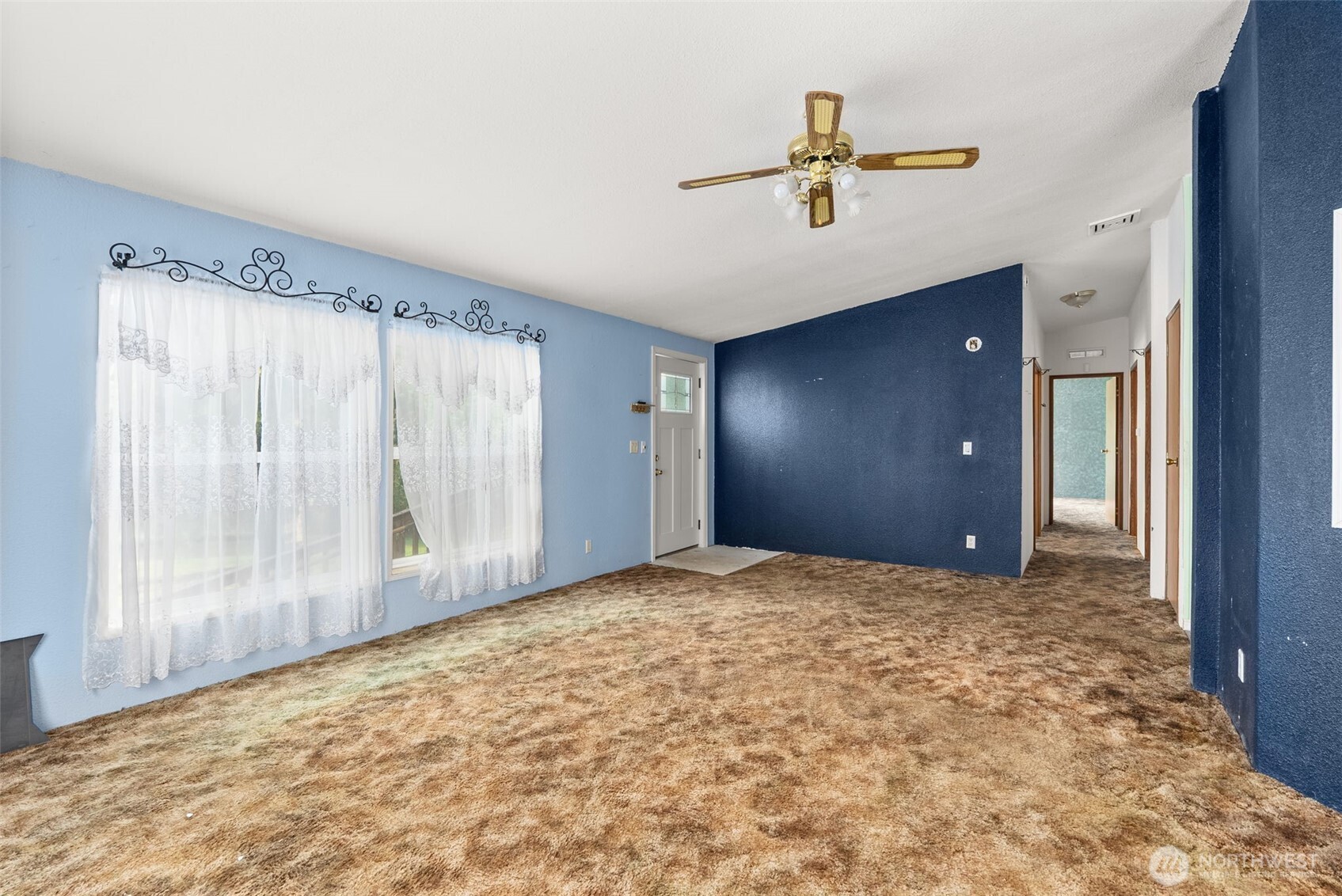 104 Sun Valley Drive Chehalis, WA 98532 - Photo 7 of 29 an empty room with ceiling fan and window