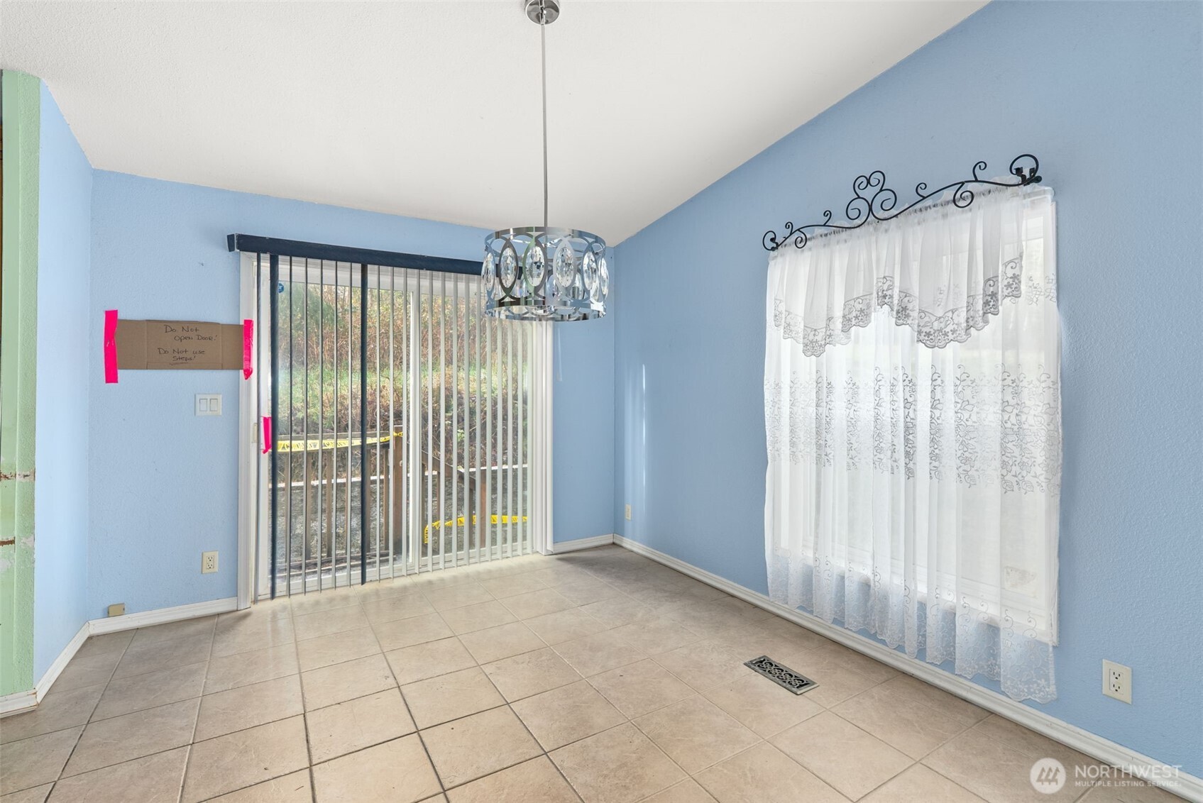 104 Sun Valley Drive Chehalis, WA 98532 - Photo 10 of 29 a view of livingroom with window