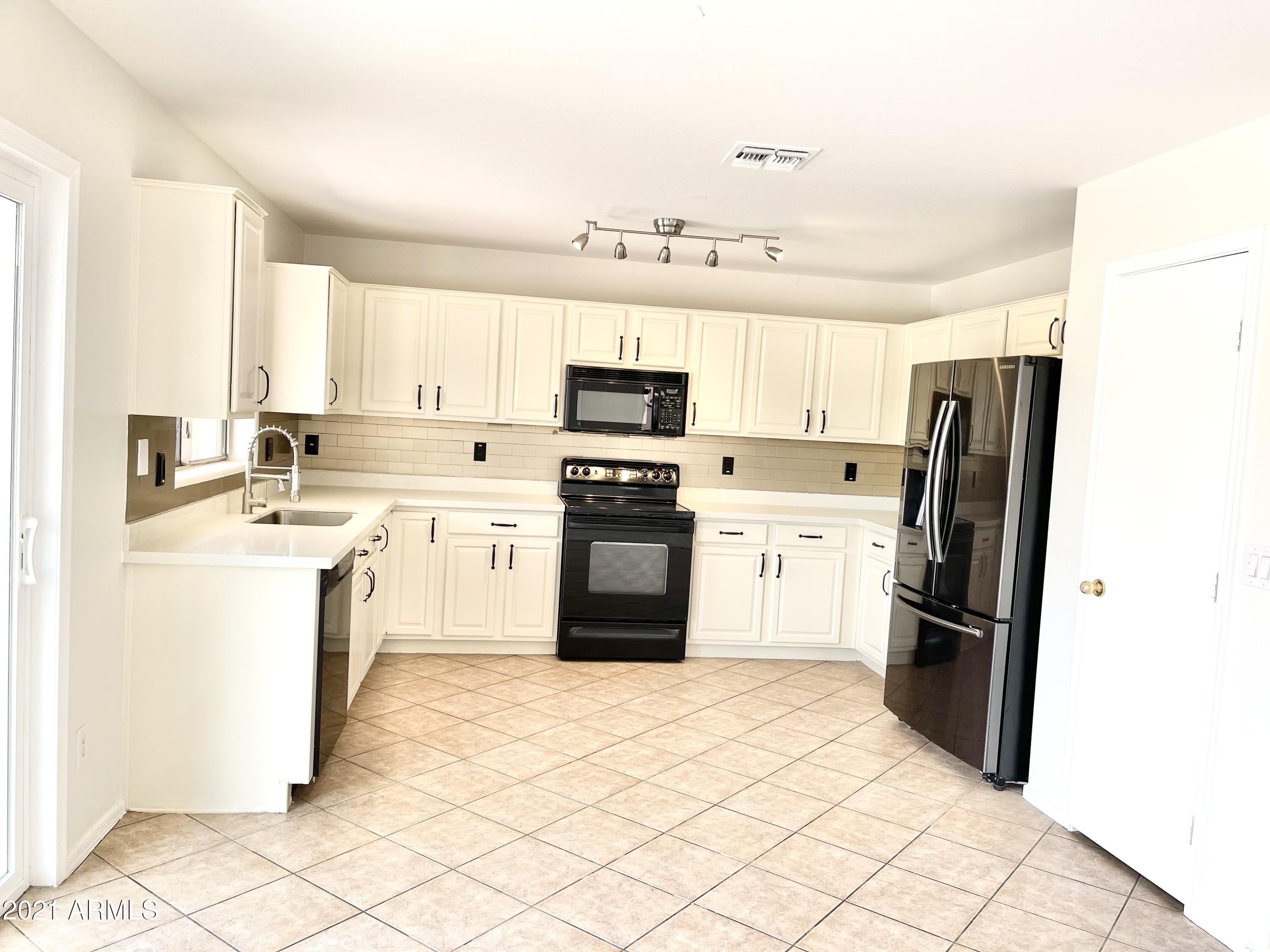2331 West Darrel Road Phoenix, AZ 85041 - Photo 5 of 34 IMG_1172