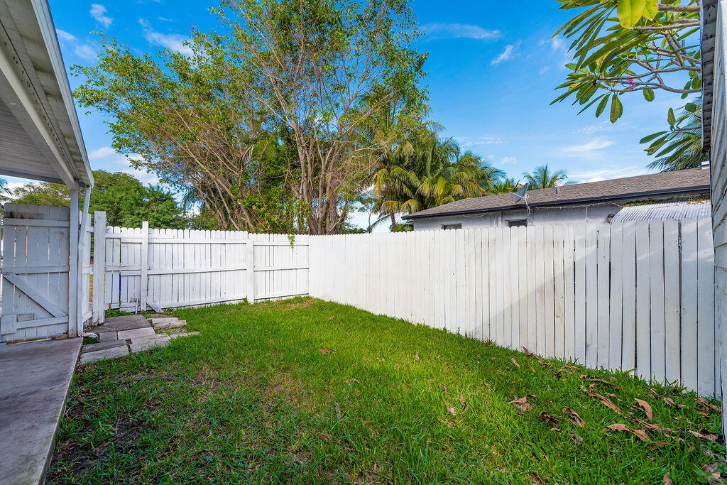 4468 Stevens Road Lake Worth, FL 33461 - Photo 22 of 25 4468StevensRoad,LakeWorth-19