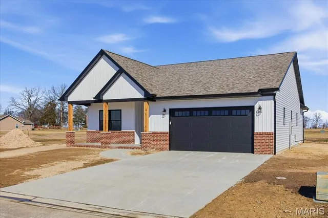 $385,000 | 16639 Pembrooke Court, Carlyle, IL 62231