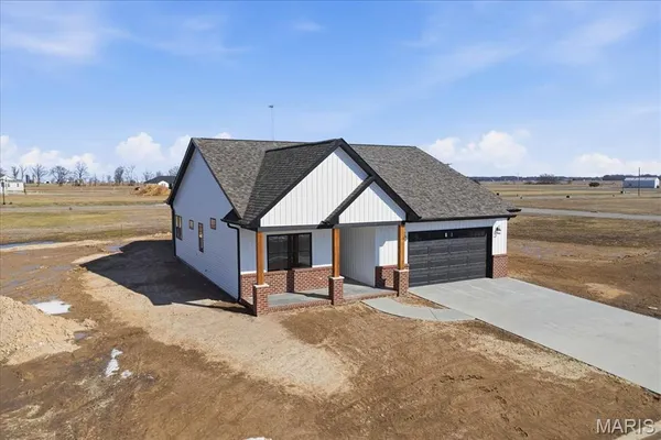 $379,900 | 16617 Pembrooke Court, Carlyle, IL 62231