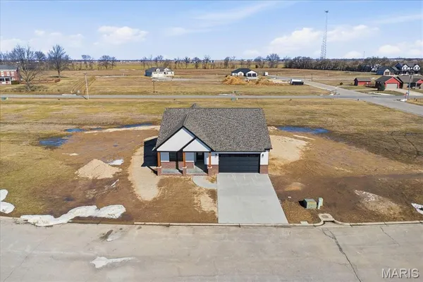 $379,900 | 16617 Pembrooke Court, Carlyle, IL 62231