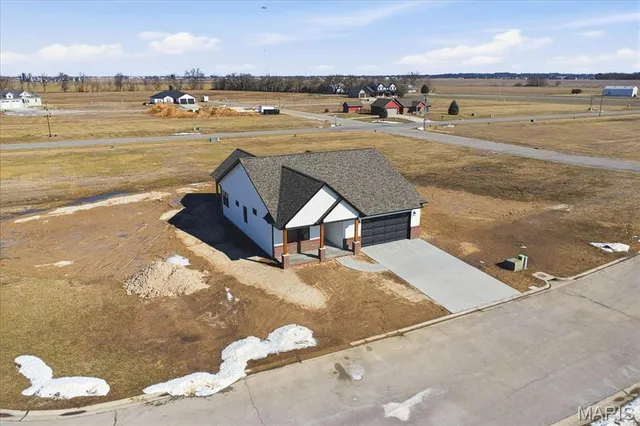 $385,000 | 16639 Pembrooke Court, Carlyle, IL 62231