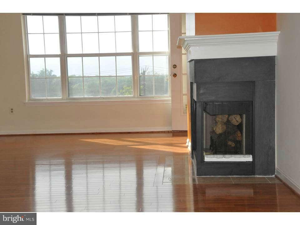 212 Ridgepoint Place, Unit 26 Gaithersburg, MD 20878 - Photo 9 of 18 Living Room