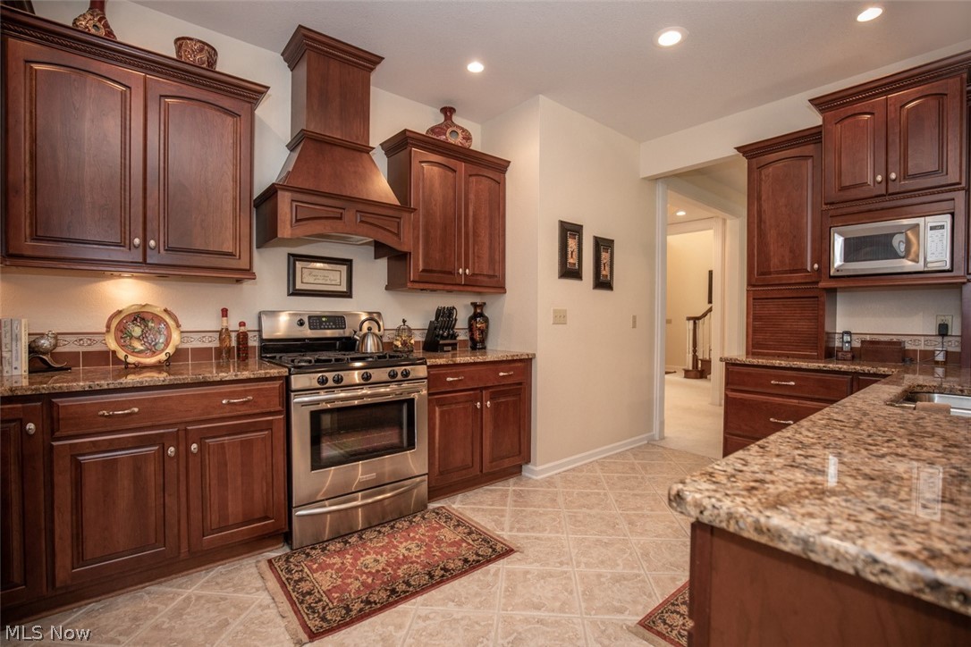 3133 Austintown Warren Road Mineral Ridge, OH 44440 - Photo 13 of 33 Gorgeous kitchen with granite and stainless appliances