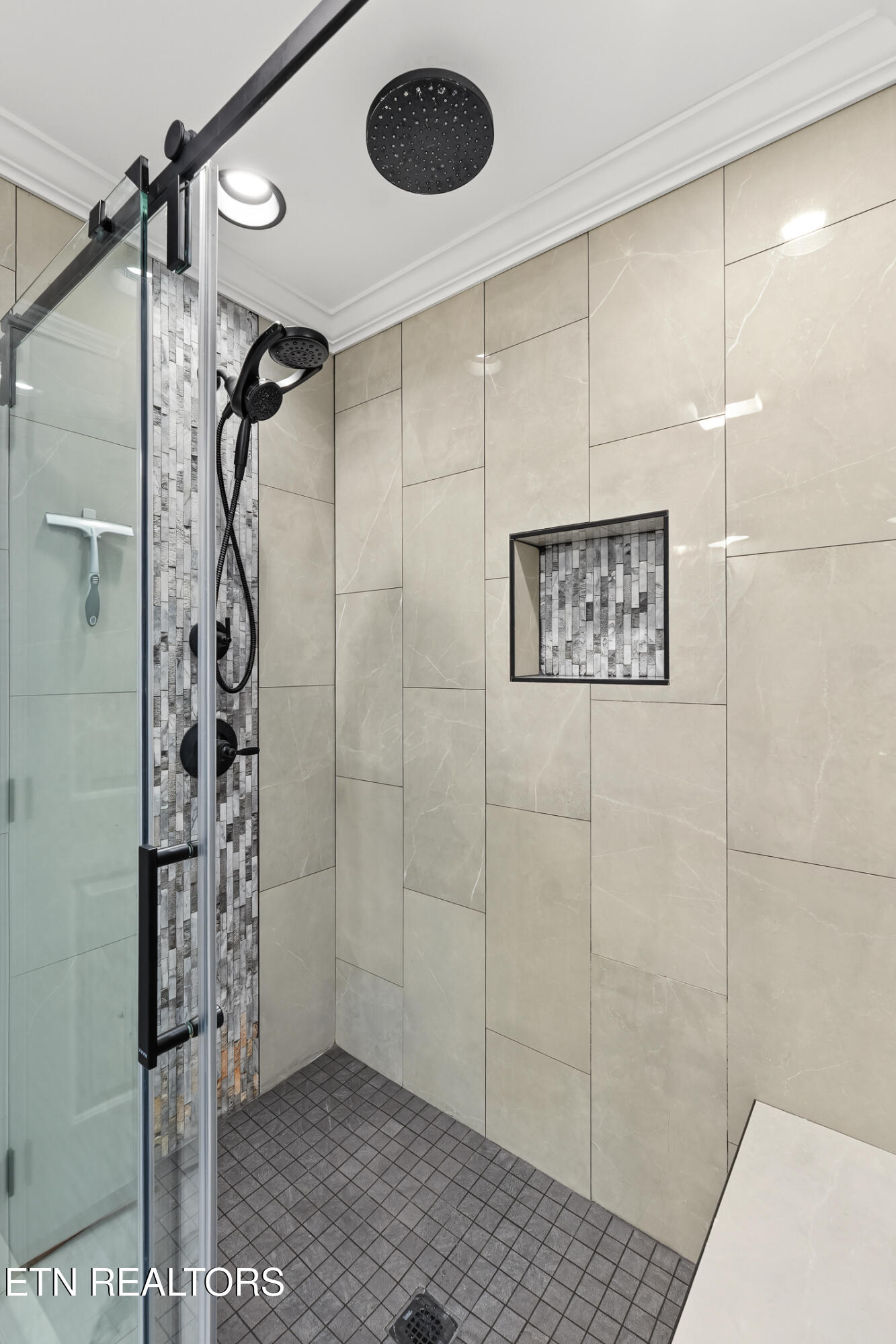 819 Edna Garland Road Maryville, TN 37801 - Photo 20 of 45 Master shower
