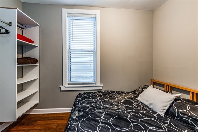 1114 West Cullerton Street, Unit 1 Chicago, IL 60608 - Photo 7 of 10 a bedroom with a bed and a window