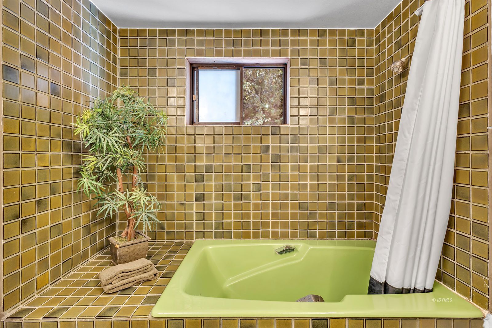 53580 Jeffery Pine Road Idyllwild, CA 92549 - Photo 55 of 90 a bathroom with a bathtub and shower