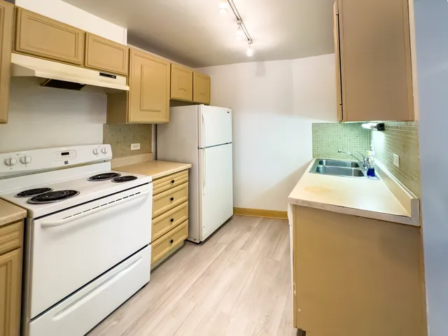 $150,000 | 3900 West 95th Street, Unit 204, Evergreen Park, IL 60805