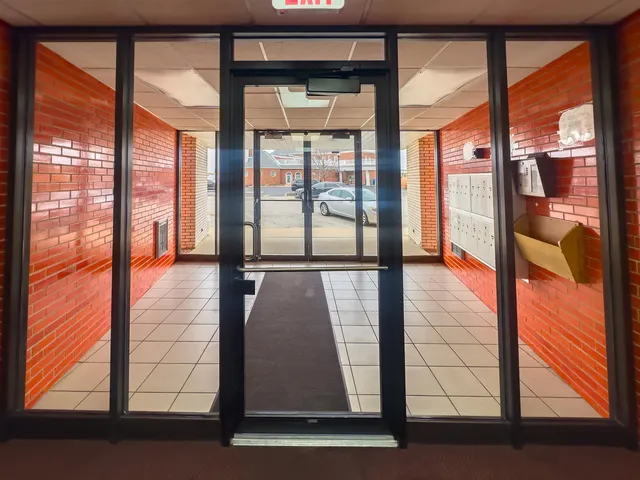 $150,000 | 3900 West 95th Street, Unit 204, Evergreen Park, IL 60805