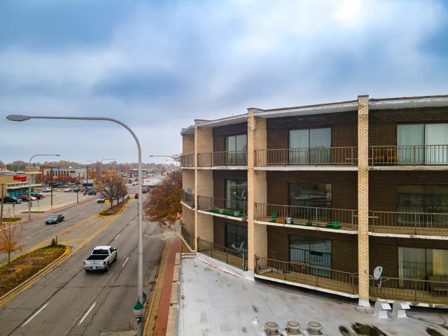 $150,000 | 3900 West 95th Street, Unit 204, Evergreen Park, IL 60805