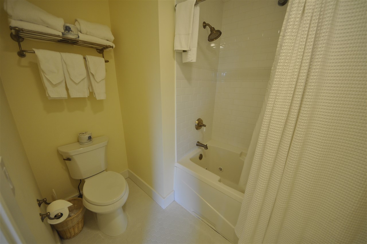 10 H The Inn Maple City, MI 49664 - Photo 16 of 26 1891714-15.JPG