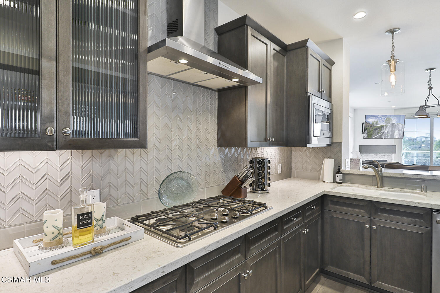 4012 Tradewinds Drive, Unit 101 Oxnard, CA 93035 - Photo 23 of 56 dKitchen and Dining6