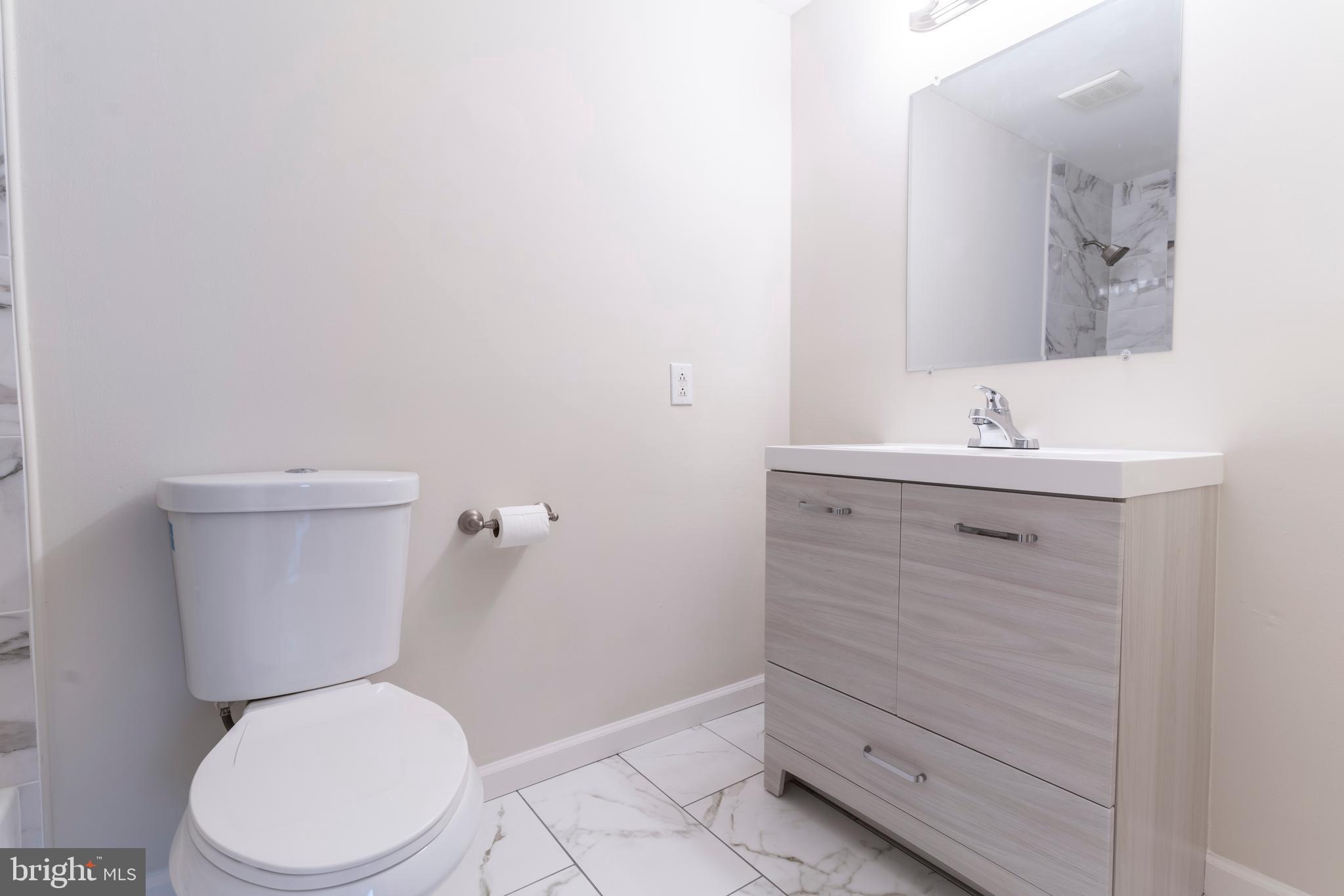 7025 Braddock Mews Place Springfield, VA 22151 - Photo 19 of 35 Bathroom