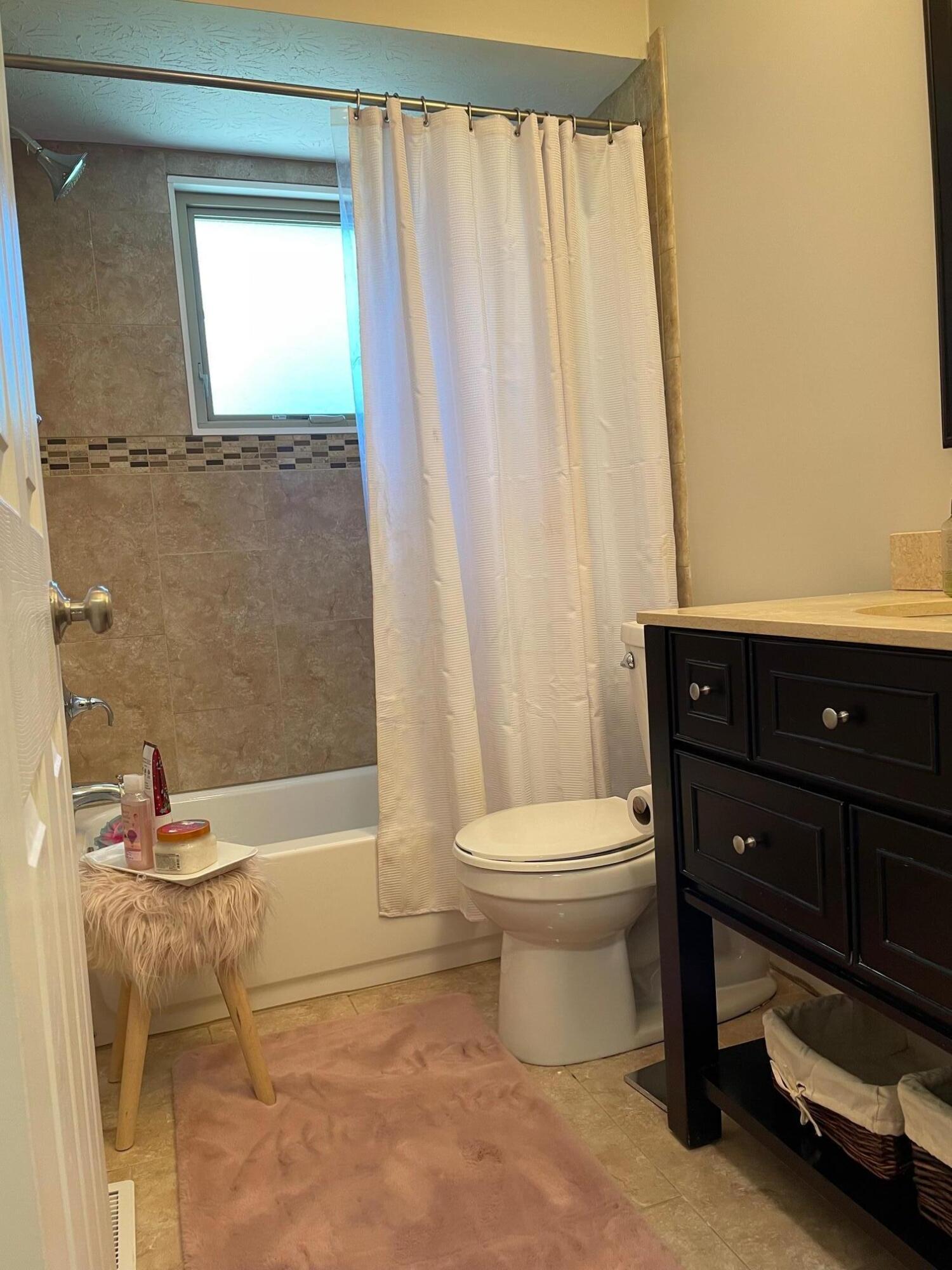 5525 Rockport Road Columbus, OH 43235 - Photo 20 of 28 Upstairs guest full bath