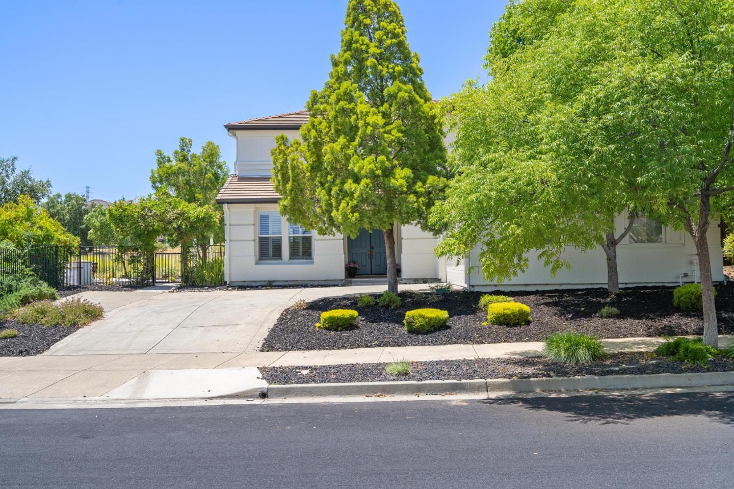 357 Pebble Beach Drive Brentwood, CA 94513 - Photo 3 of 56 a view of a outdoor space with a garden