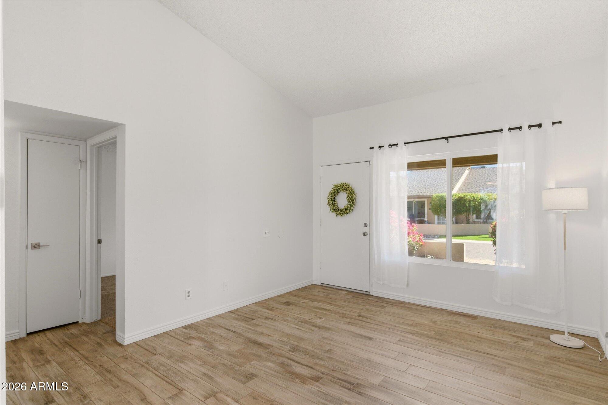 4208 East Carson Road Phoenix, AZ 85042 - Photo 5 of 25 an empty room with windows and mirror