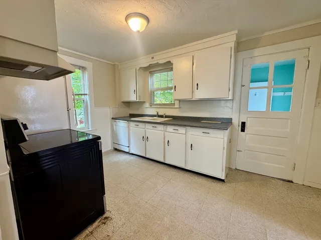 $2,900 | 273 Front Street, Weymouth, MA 02188