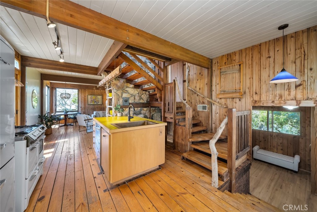 1515 9th Street Los Osos, CA 93402 - Photo 7 of 69 a view of a living room and entry way