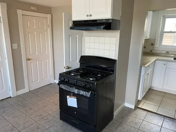 $2,795 | 187 Newbury Street, Unit 3, Lawrence, MA 01841