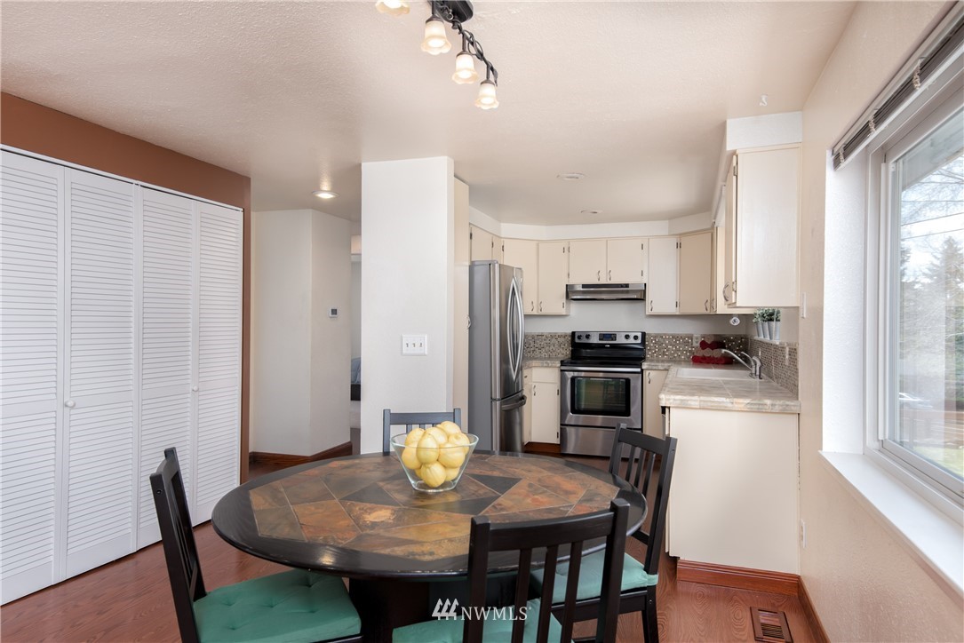 553 Bronson Place Northeast Renton, WA 98056 - Photo 8 of 25