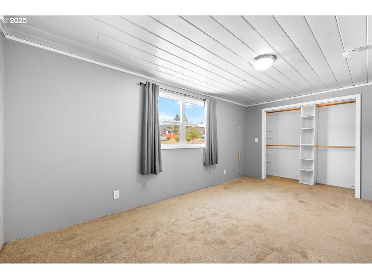 631 East 4th Avenue Riddle, OR 97469 - Photo 13 of 23