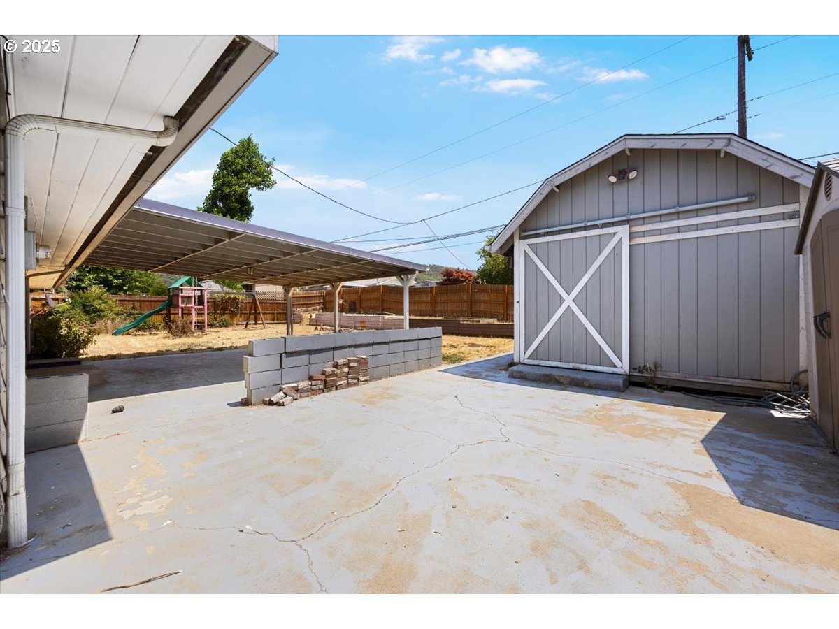 631 East 4th Avenue Riddle, OR 97469 - Photo 18 of 23