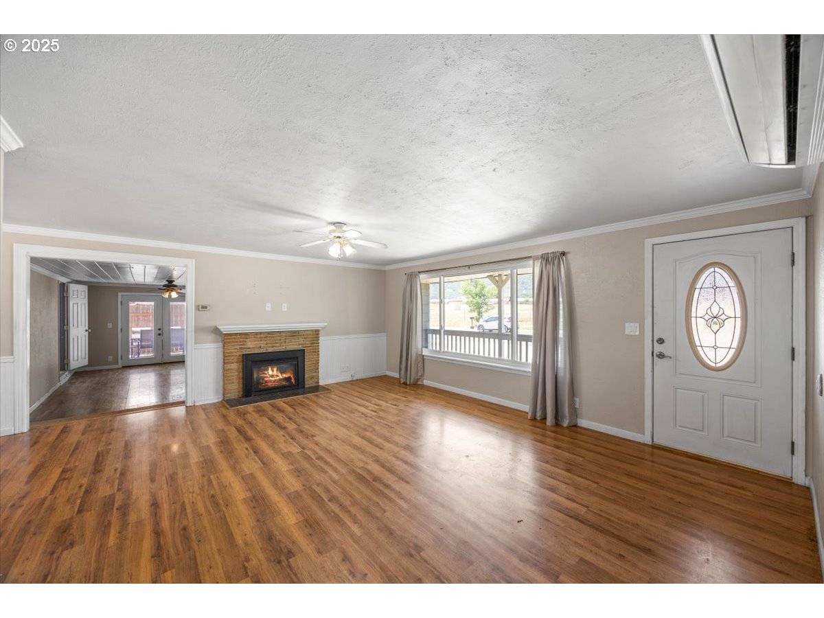 631 East 4th Avenue Riddle, OR 97469 - Photo 2 of 23