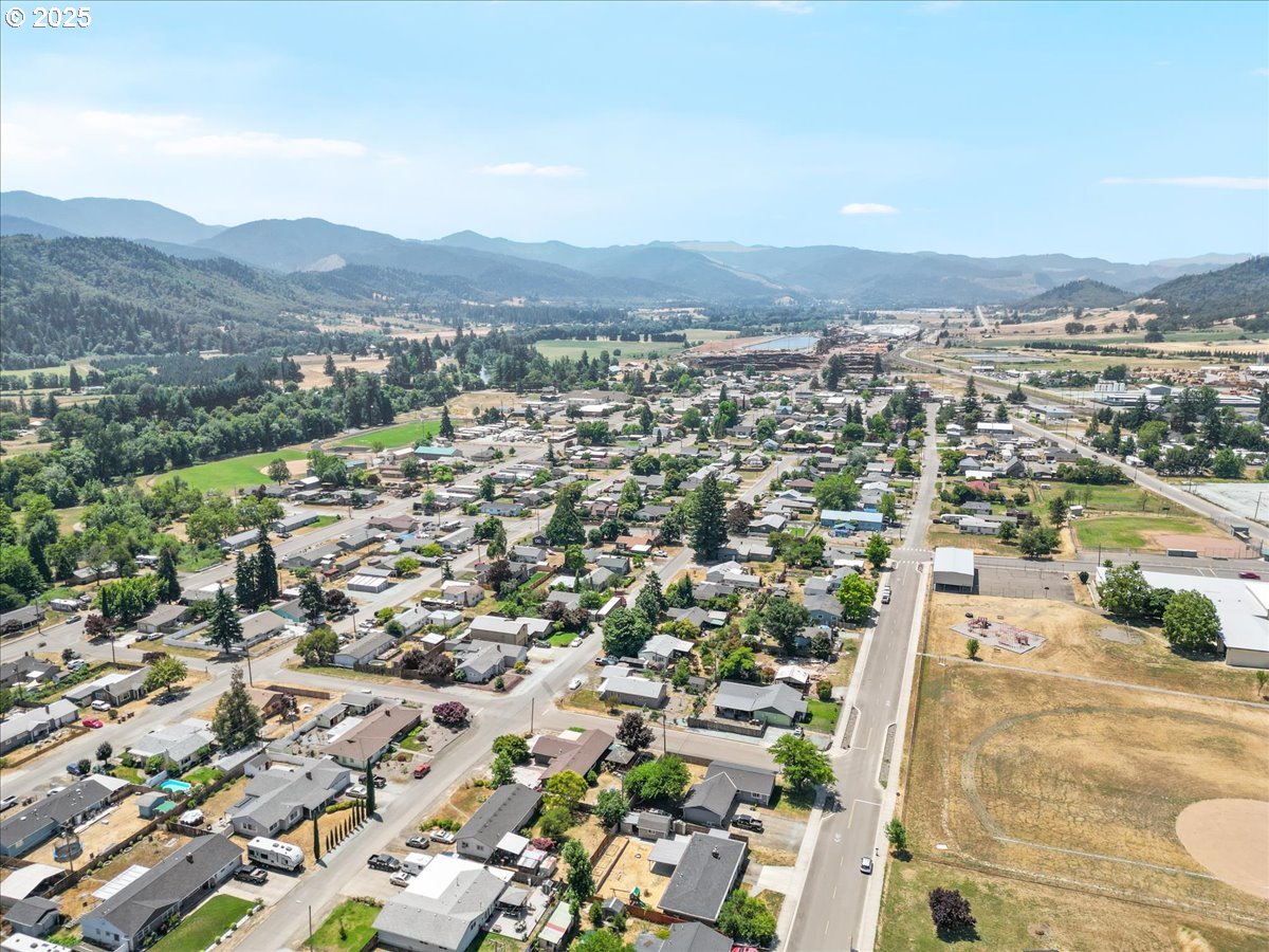 631 East 4th Avenue Riddle, OR 97469 - Photo 21 of 23