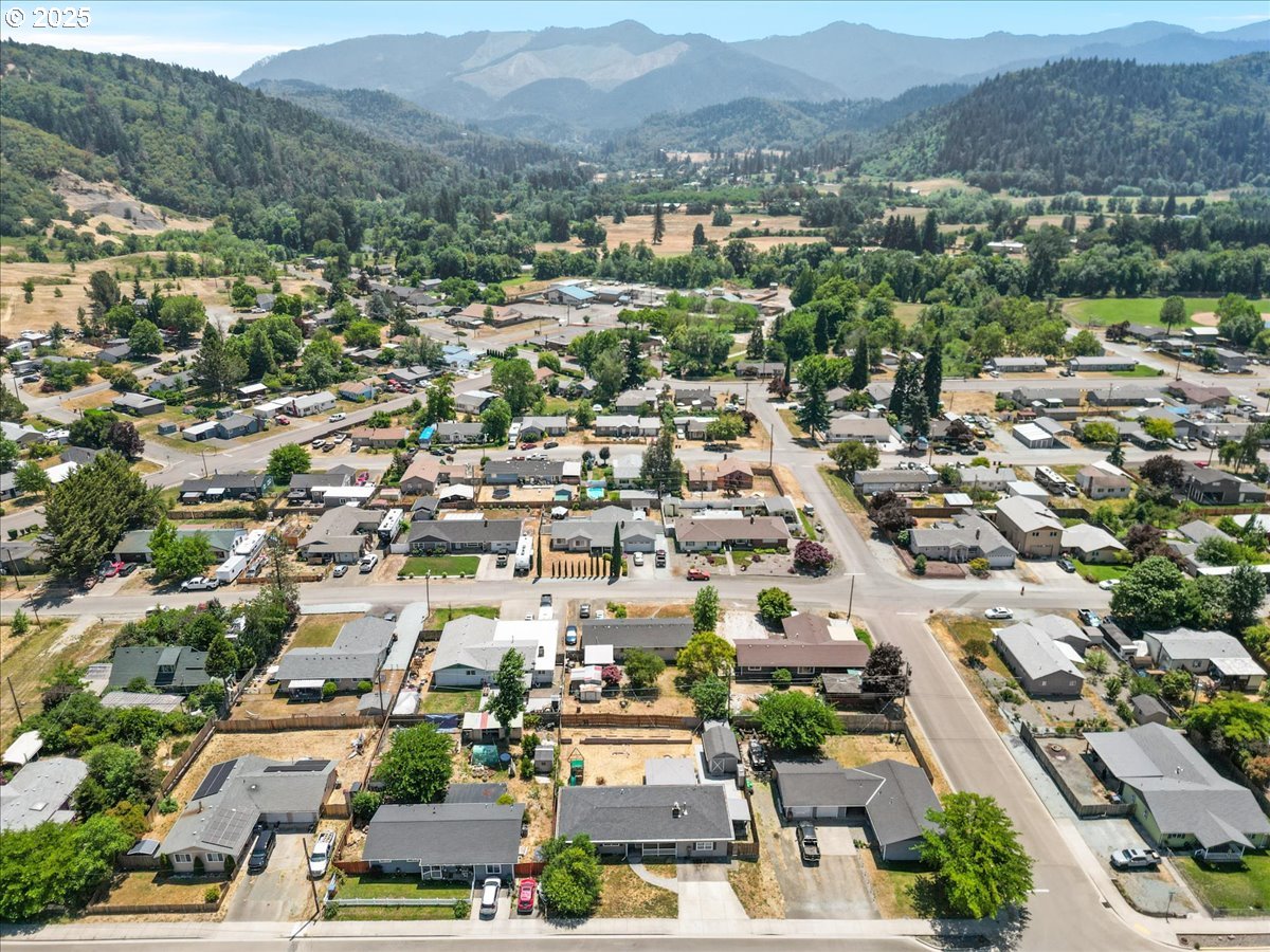 631 East 4th Avenue Riddle, OR 97469 - Photo 22 of 23