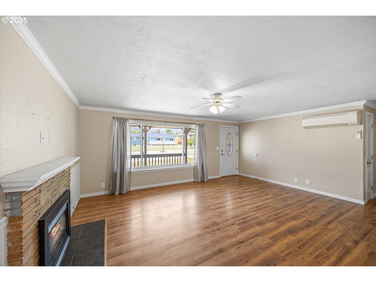 631 East 4th Avenue Riddle, OR 97469 - Photo 3 of 23