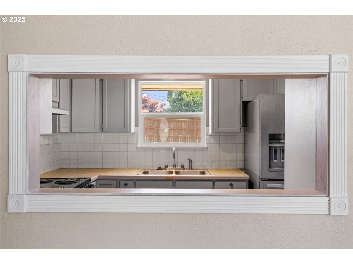 631 East 4th Avenue Riddle, OR 97469 - Photo 5 of 23