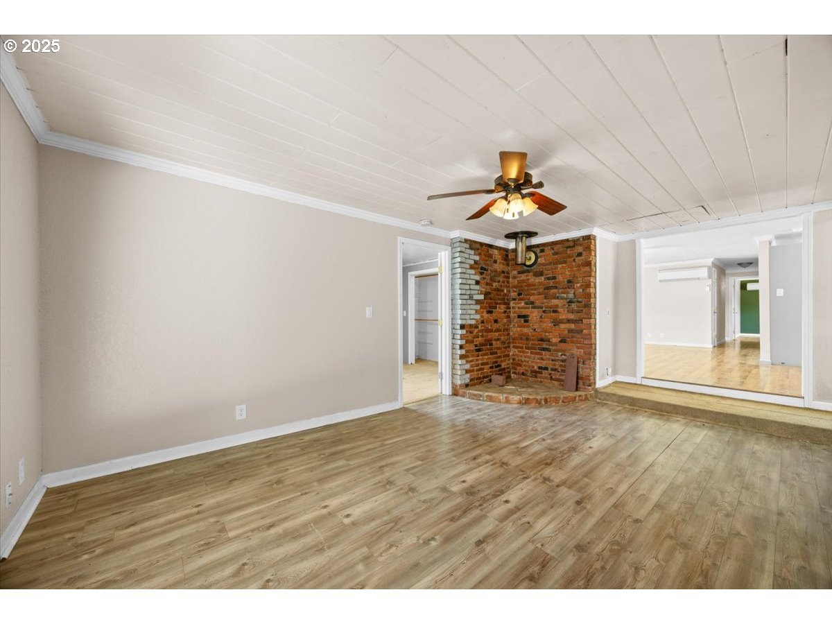 631 East 4th Avenue Riddle, OR 97469 - Photo 9 of 23