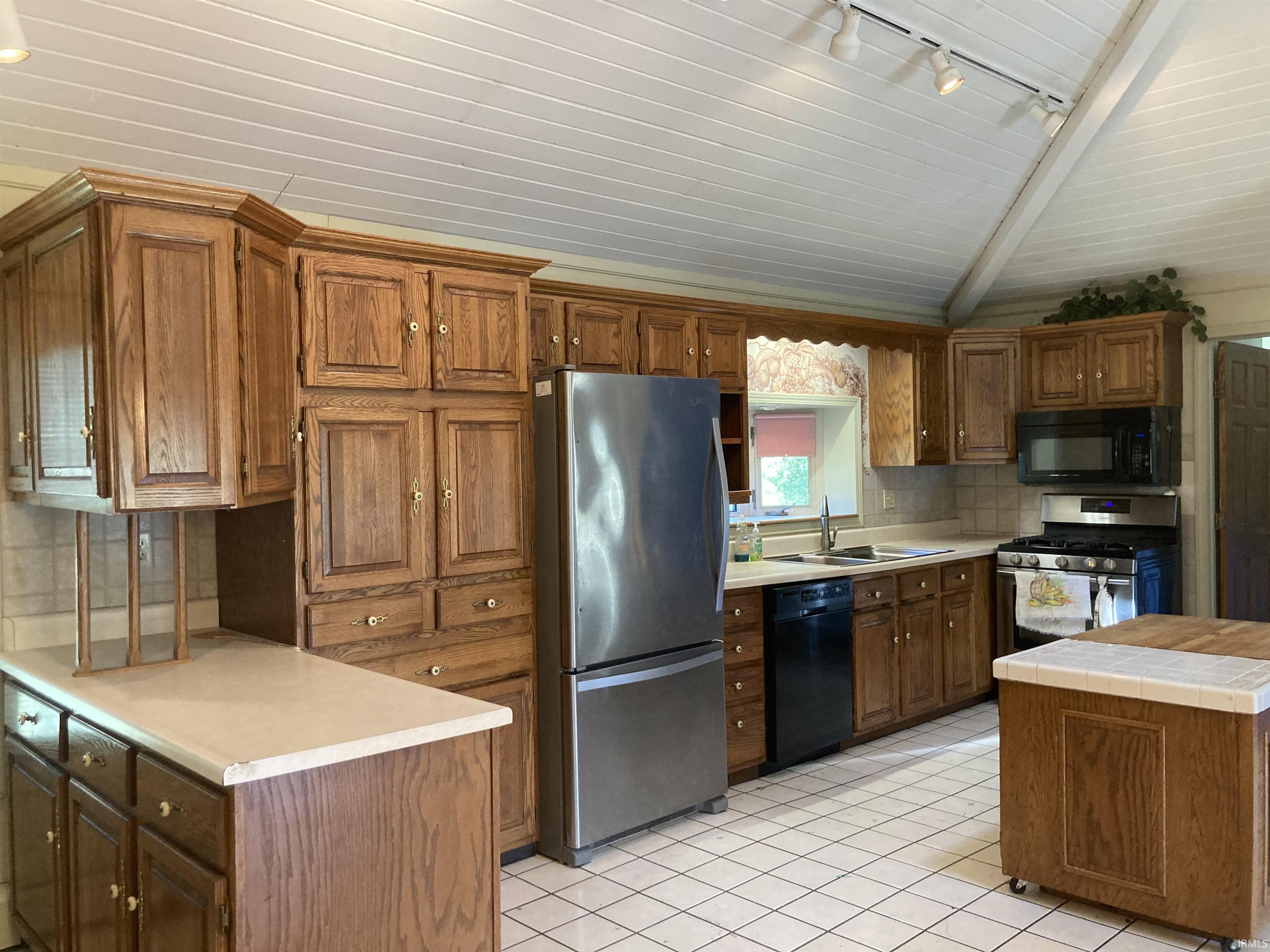 109 Hillcrest Road Bluffton, IN 46714 - Photo 4 of 36