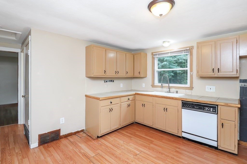 87 Helberg Road Springfield, MA 01128 - Photo 9 of 31