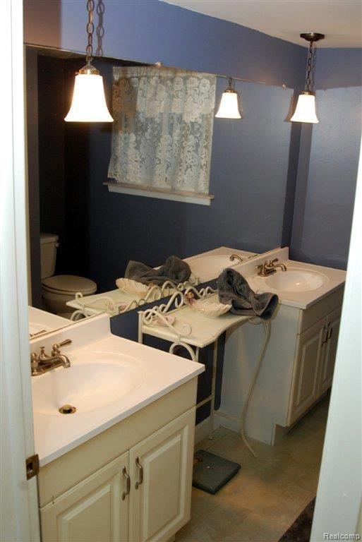 2427 Frazho Road Warren, MI 48091 - Photo 13 of 20 2427 Frazho Main Bath.JPG