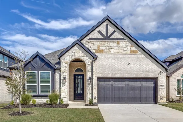 a view of front of a house with a yard