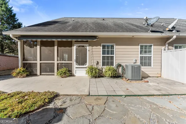 a view of a house with a backyard