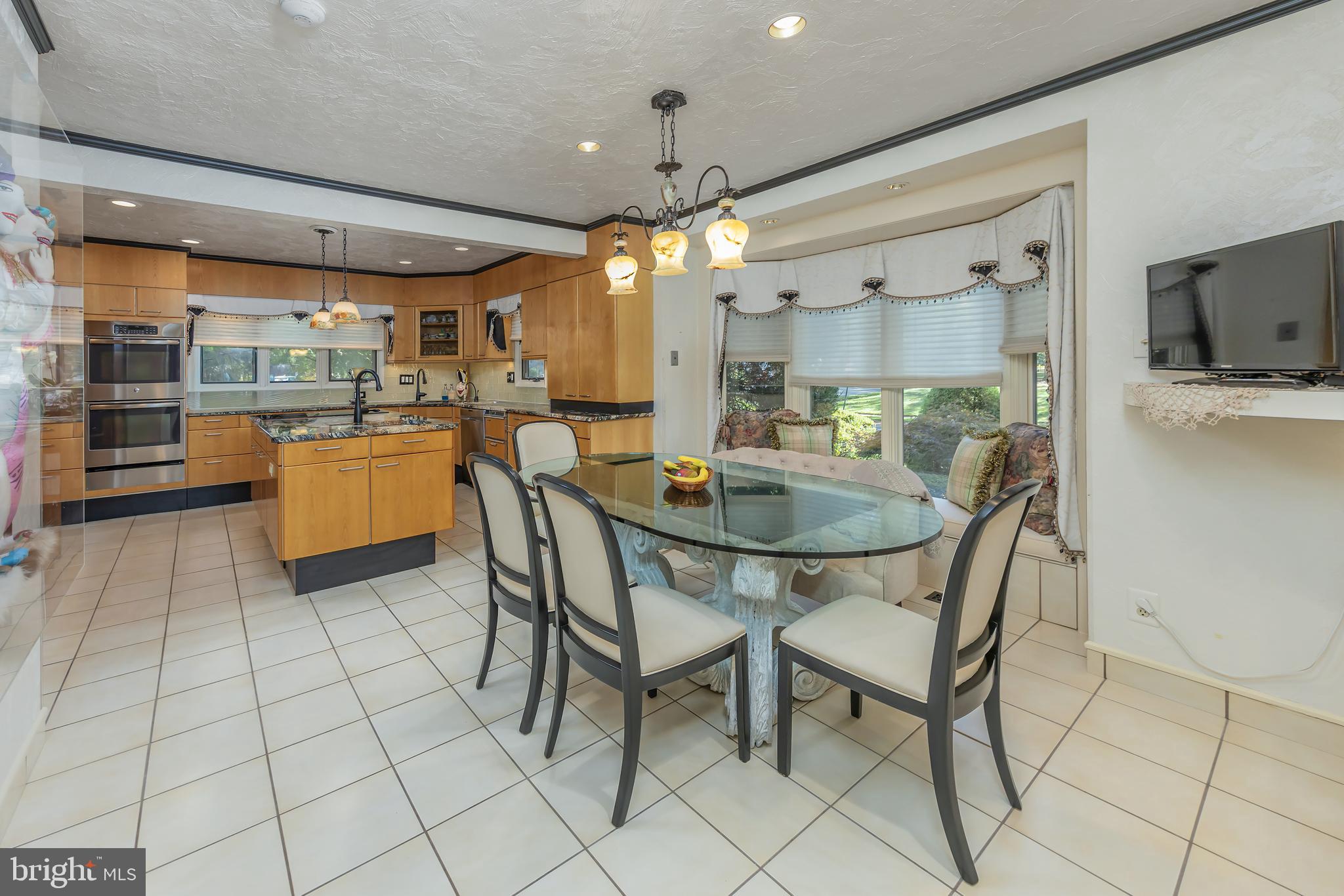 533 Heartwood Road Cherry Hill, NJ 08003 - Photo 20 of 55 a kitchen with a table and chairs in it